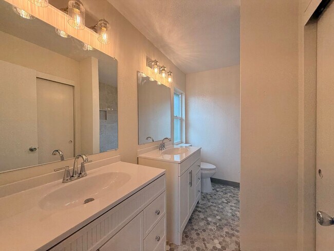 Building Photo - Large Home on Cul-de-Sac!