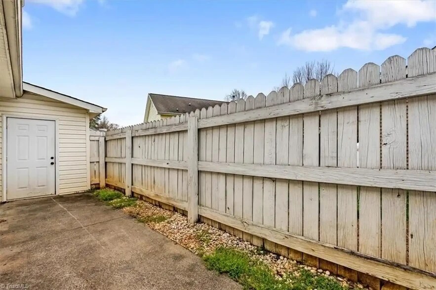 Building Photo - 332 Brookside Ct