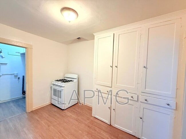 Building Photo - 614-614 N Poinsettia Pl