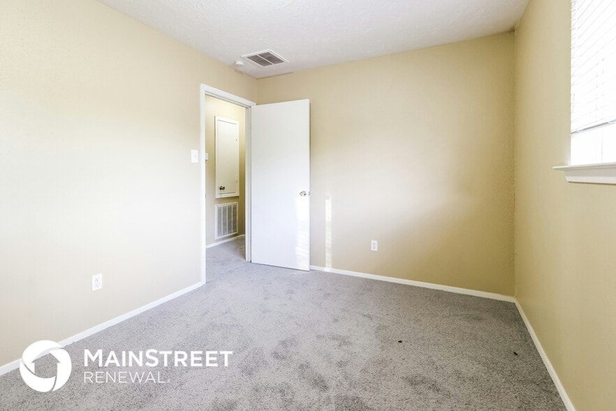 Building Photo - 2227 Lexington Woods Dr