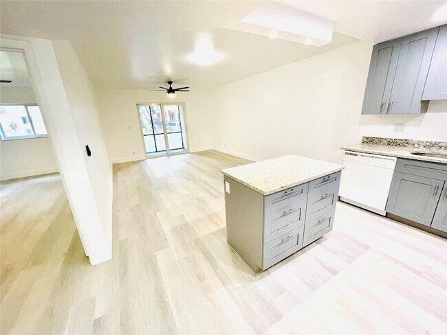 Building Photo - 257 S Cypress Rd