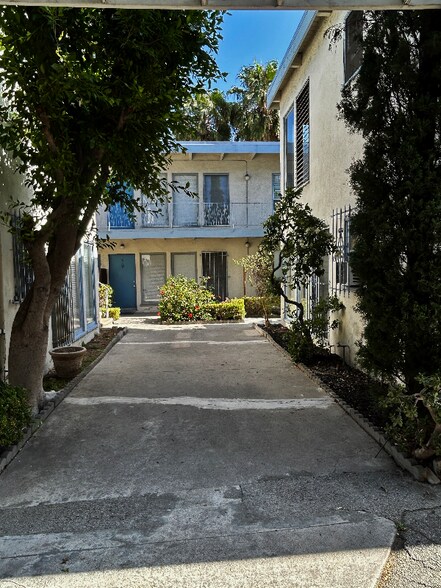 Building Photo - 1909 Beachwood Dr