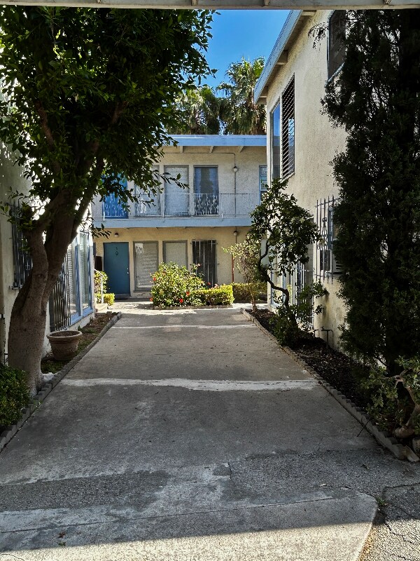 Building Photo - 1909 Beachwood Dr