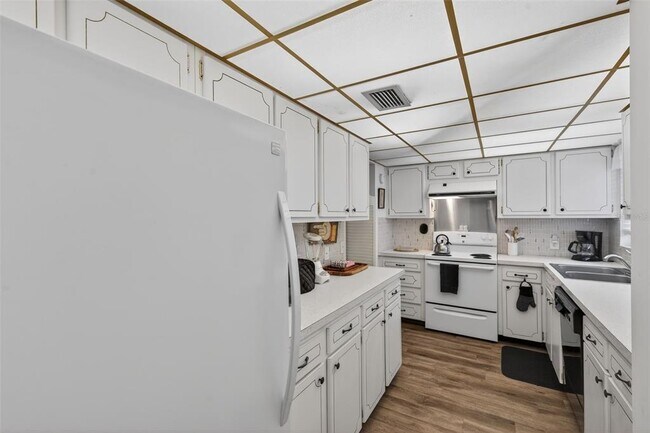 Building Photo - 1200 N Shore Dr NE