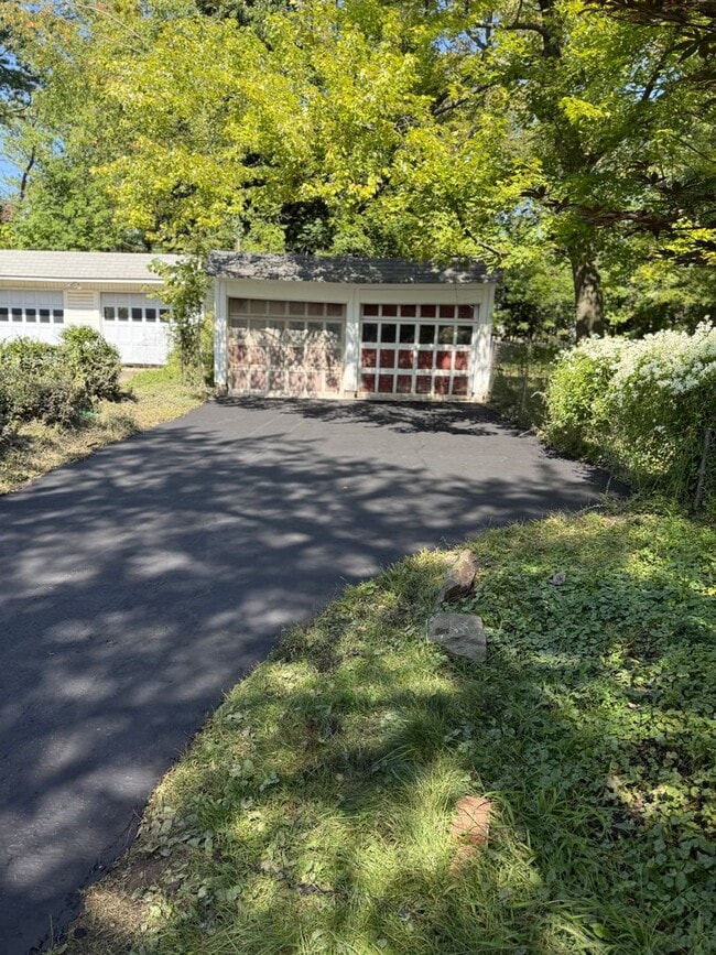 Building Photo - Bright modern home with large back yard!