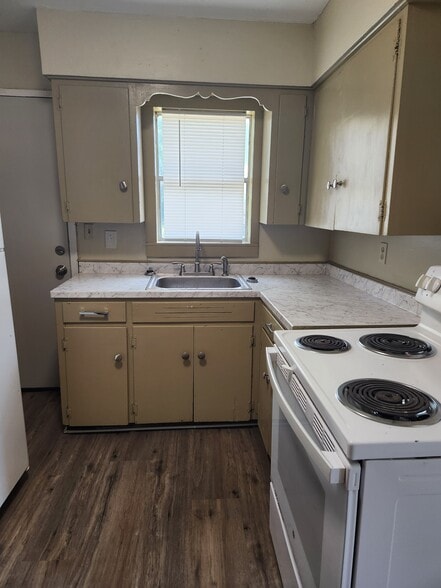 Kitchen with W/D - 608 Campbell St