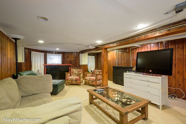 Building Photo - 1737 Swann