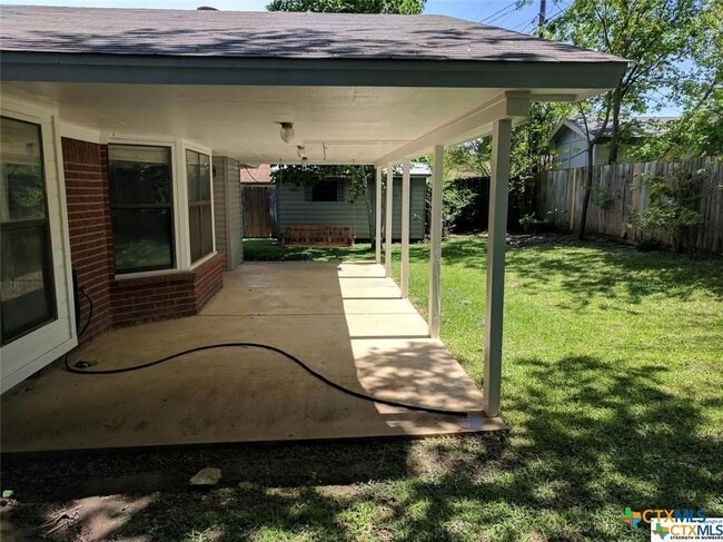 Building Photo - 1502 Stratford Dr