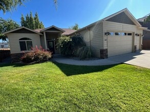 Building Photo - Beautiful 4 bed/2 bath home in excellent location, with a 3 car garage!