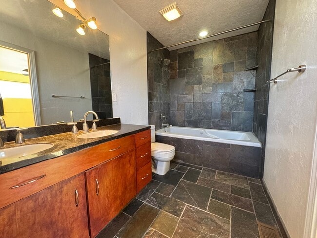 Building Photo - University Home, Great Layout!