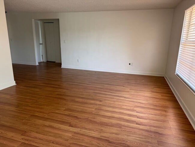 Building Photo - Freshly Updated Lake?Front Retreat in Desi...