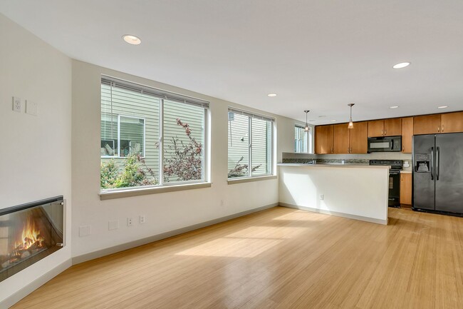 Building Photo - Cheery & Bright Columbia City Townhome