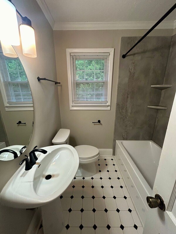 Building Photo - 204 N Laurel Ave