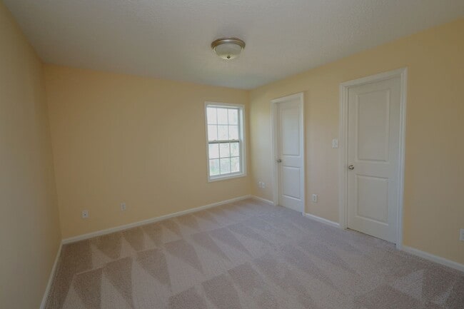 Building Photo - 1801 Chestnut Dr