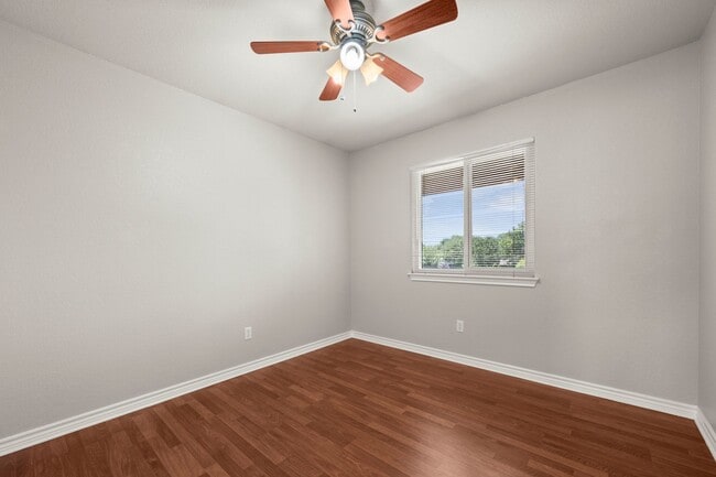 Building Photo - Available NOW!!!! This 3 bedroom, 2 bath, 2 car garage home has no carpet. All flooring is LVP an...
