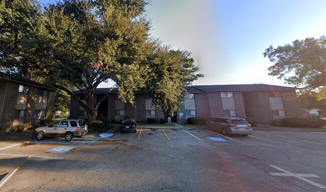 Building Photo - 1305 E Bayou Rd