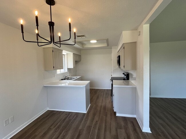 Building Photo - Recently Updated South Side Home!