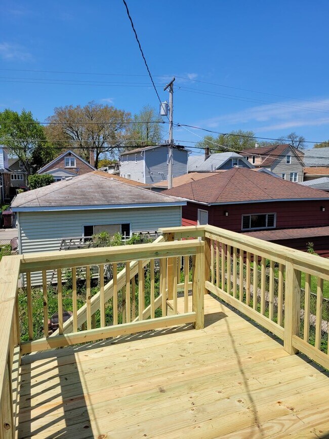 Building Photo - Beautiful Recently Renovated Contemporary ...
