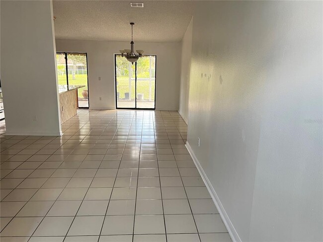 Building Photo - 304 Oak Ln Track