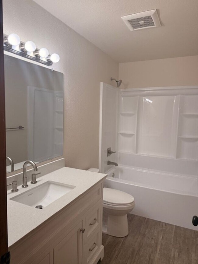 Building Photo - 3 Bedroom Apartment in Jewel Lake w/ Garage and Large Deck!