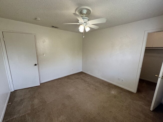 Building Photo - Cute duplex unit in NRH
