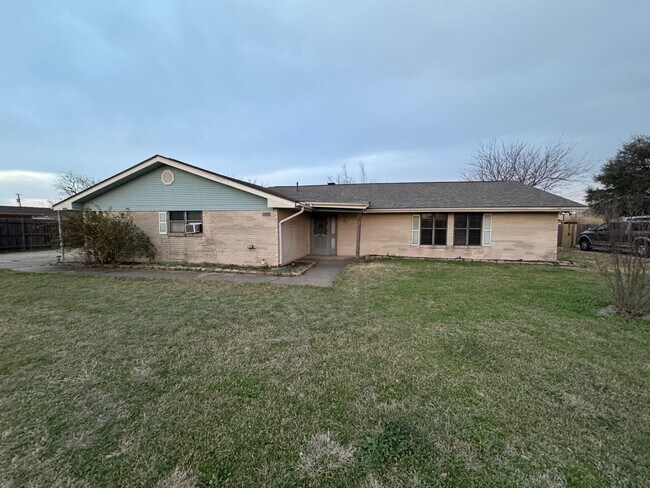 Building Photo - Spacious Speegleville Home