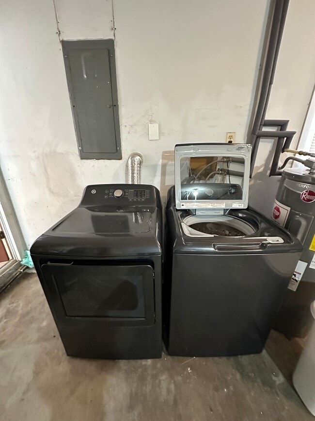 Building Photo - 3 BED | 2 BATH | TWO CAR GARAGE | LARGE FRONT AND BACK YARDS | AVAILABLE NOW