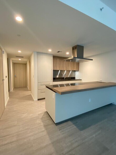 Building Photo - 1000 Brickell Plz