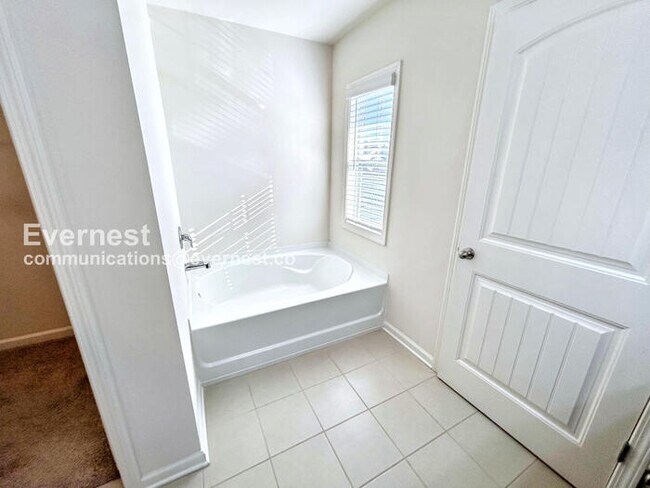 Building Photo - 176 Woodhouse Cir