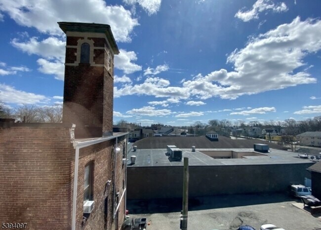 Building Photo - 97 Walnut St