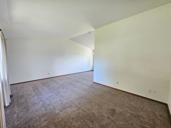 Building Photo - Beautiful 4 Bedroom Home on the Lake-May Rent FREE!