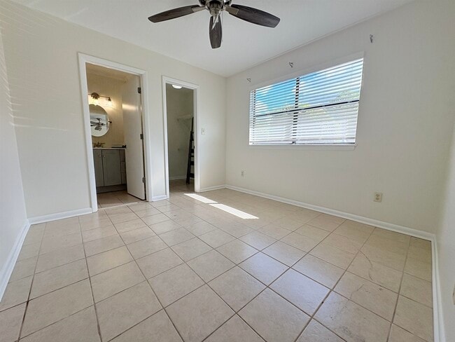 Building Photo - 164 SE Villas Ct