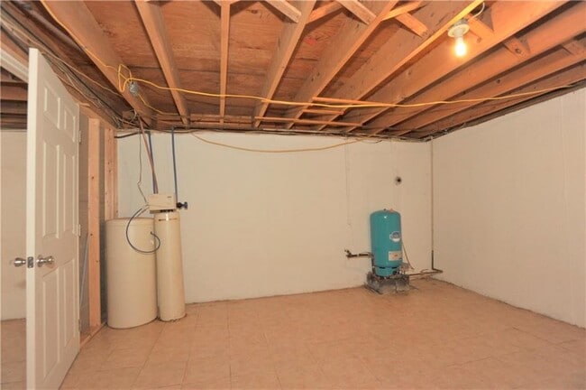Building Photo - 15 Green Valley Dr