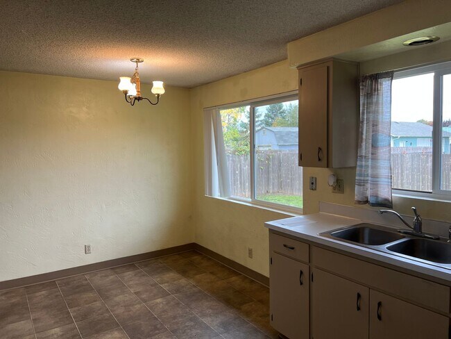 Building Photo - Solid 2 bedroom 1 bath duplex with garage!