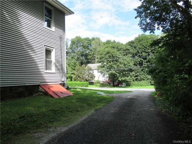 Building Photo - 25 Fairway Dr