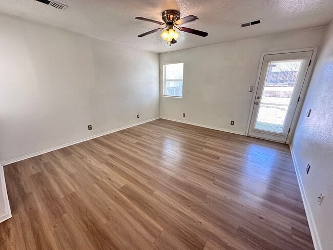 Building Photo - 3 Bedroom 2 Bath 2 Car Garage w/ Fenced in Yard