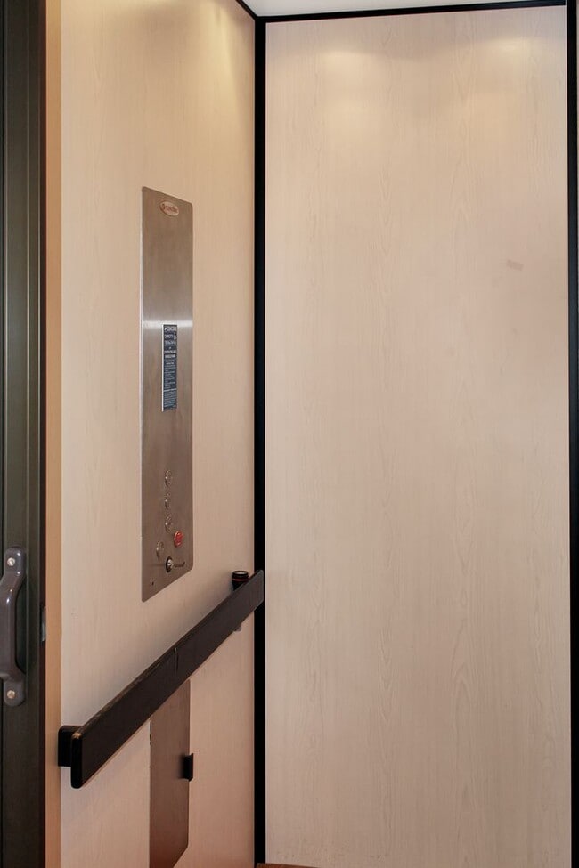 Building Photo - 5 Bedroom with Elevator