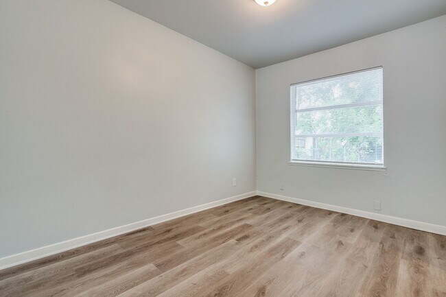 Building Photo - 10637 Dunaway Dr