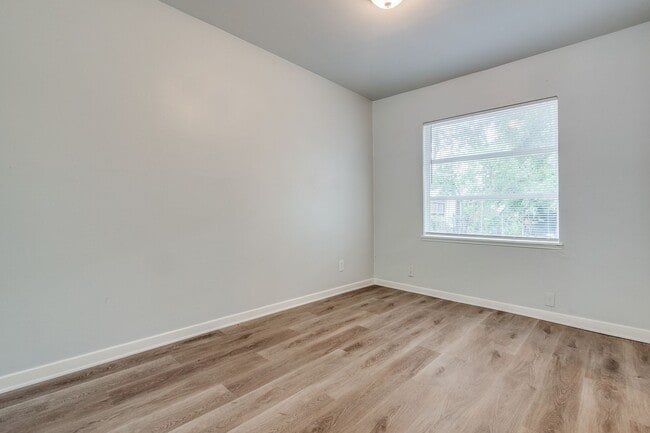 Building Photo - Newly Renovated 3 Bedroom Home