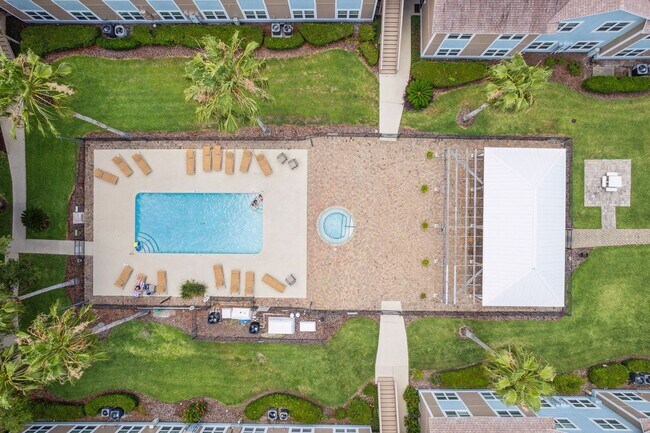 Building Photo - Coastal Condo Living in Gated Fernandina B...