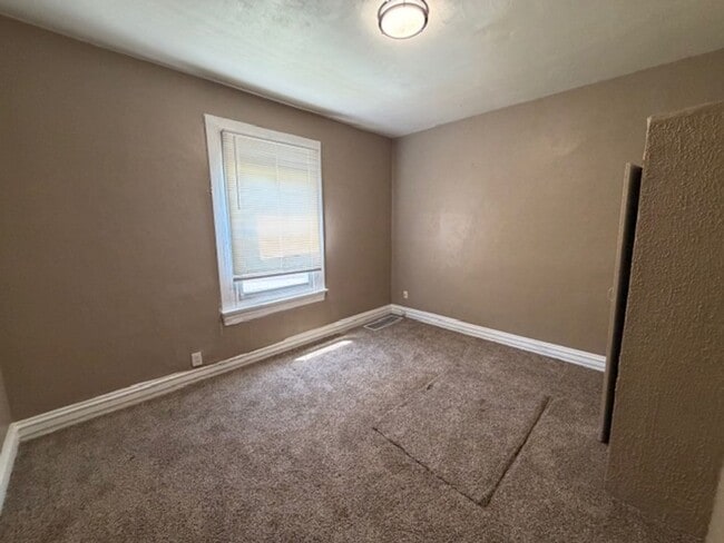 Building Photo - Lovely 2 Bedroom / 1 Bath for Rent - Section 8 Welcome