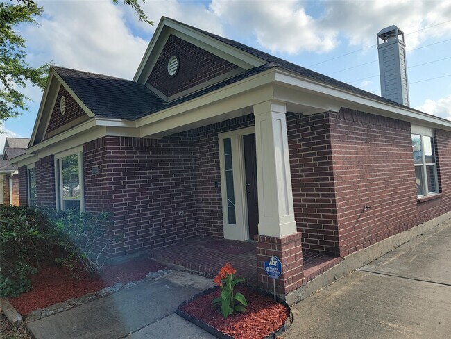 Building Photo - 2734 Troy Dr