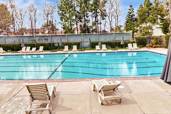Building Photo - 2 bedroom, 2 bath townhome in the Northpoint HOA!