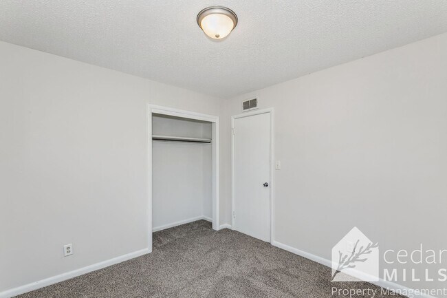 Building Photo - Remodeled Duplex Conveniently Located Near WSU! Section 8!