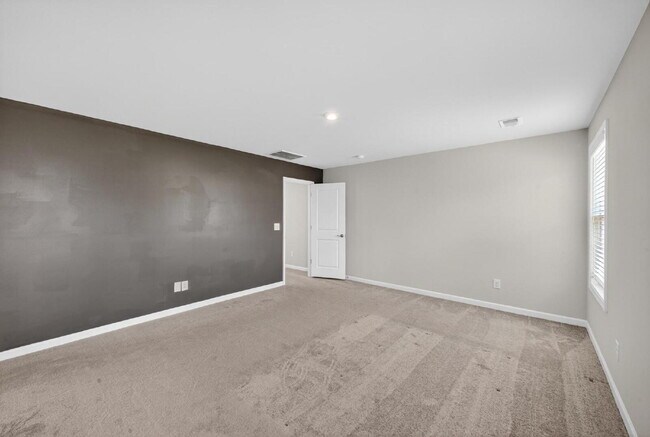 Building Photo - Like-New Harlem Home!