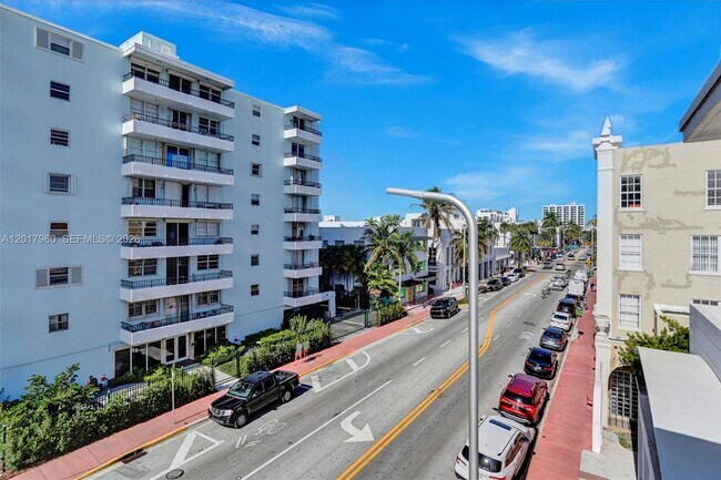 Building Photo - 713 Collins Ave