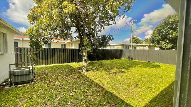 Building Photo - 1420 S 24th Terrace