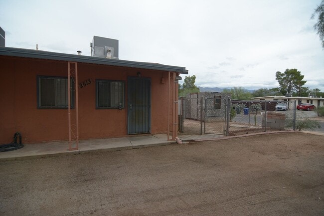 Building Photo - Charming 1 Bedroom 1 Bath Duplex! Great Central Tucson Location!
