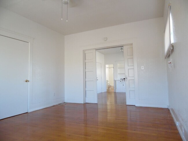 Building Photo - Point Loma 1BR 1BA A/C-Open Floor Plan-Beautiful Wood Flooring-Parking