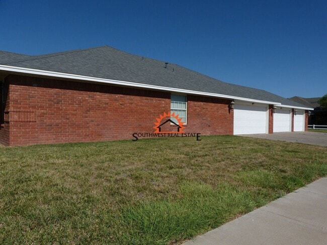 Building Photo - Stunning 4 bedroom 3 bath brick home with 5 car garage!